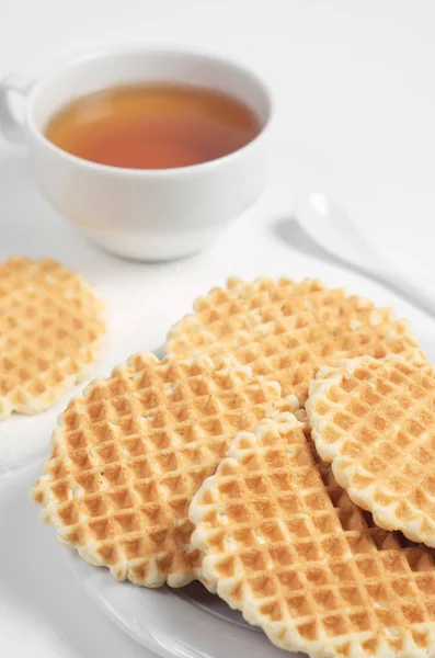 Deliciosos Waffles Xícara Chá Fundo Branco Fechar — Fotografia de Stock