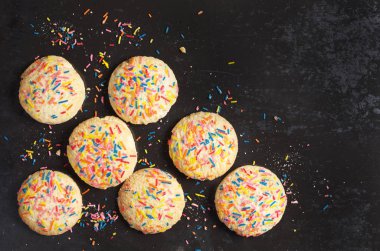 Eski siyah metal arka planda üstten görünüm renkli sprinkles ile tanımlama