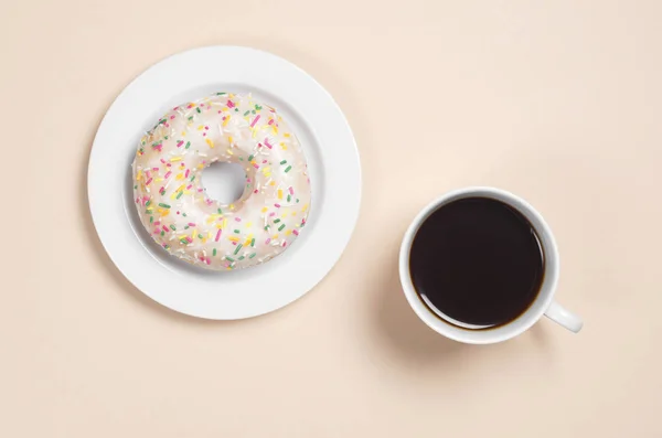 Copa Café Delicioso Donut Con Glaseado Decorado Coloridos Espolvoreos Plato — Foto de Stock