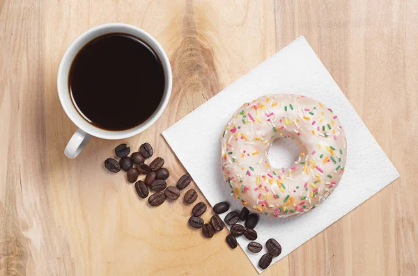 Kopje Koffie Smakelijke Geglazuurde Donut Met Kleurrijke Hagelslag Oude Houten — Stockfoto
