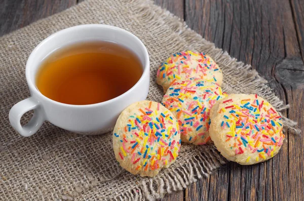 Une Tasse Thé Délicieux Biscuits Avec Des Paillettes Colorées Sur — Photo