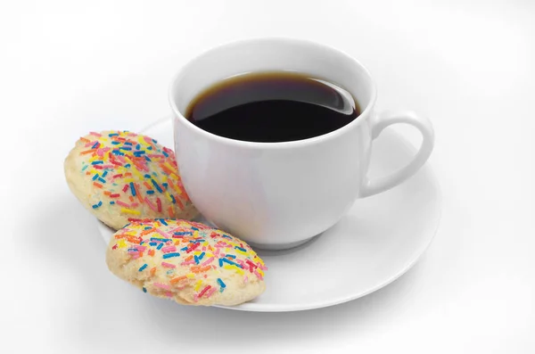 Kopje Koffie Heerlijke Koekjes Met Kleurrijke Hagelslag Witte Achtergrond — Stockfoto