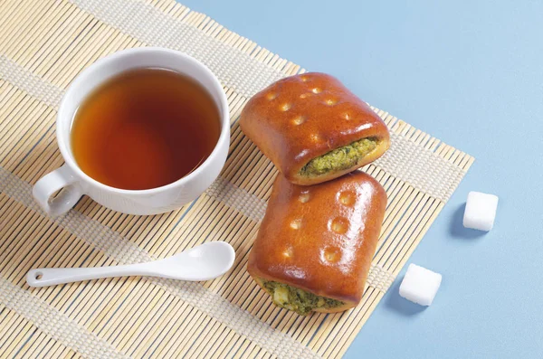Tasse Tee Und Gemüsepastete Auf Bambusserviette Liegt Auf Blauem Tisch — Stockfoto
