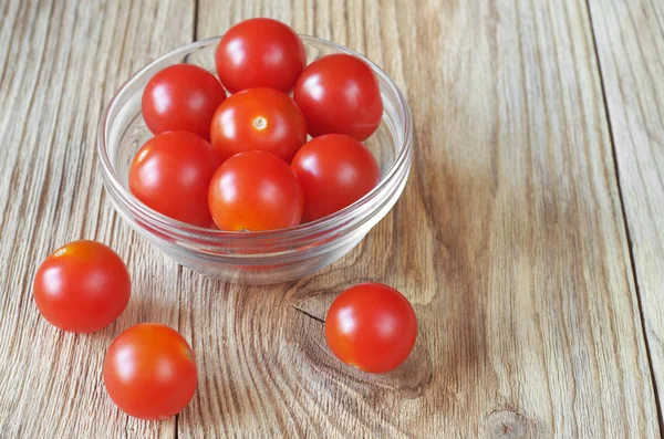 Cherry Tomaten Glazen Kom Houten Achtergrond — Stockfoto