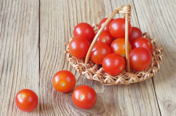 Tomates Cereja Cesta Vime Pequena Fundo Madeira — Fotografia de Stock