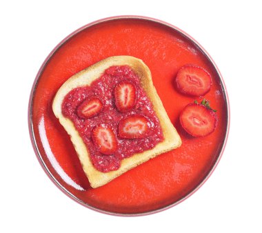 Çilek reçeli ve dilimleri çilek beyaz arka plan üzerinde üstten görünüm izole kırmızı plaka ile tost