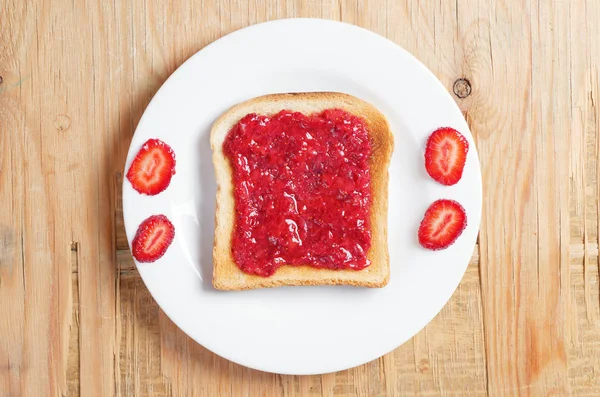 Toastbrot Mit Erdbeermarmelade Und Beerenscheiben Teller Auf Altem Holzgrund Draufsicht — Stockfoto