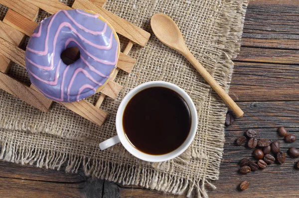 Donut Met Gekleurde Glazuur Een Kopje Koffie Jute Ligt Een — Stockfoto
