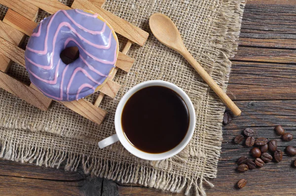 Ciambella Con Smalto Colorato Una Tazza Caffè Sulla Iuta Trova — Foto Stock