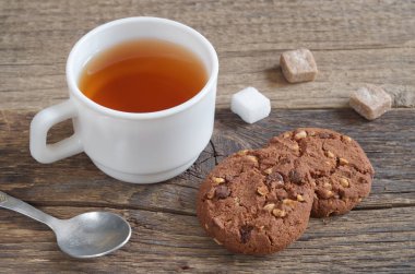 Çay ve lezzetli çikolata kurabiye