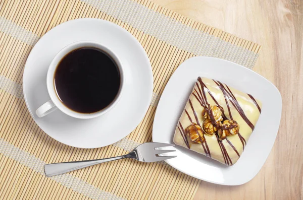 Kopje Koffie Geglazuurde Vierkante Donut Versierd Met Geroosterde Maïs Chocolade — Stockfoto