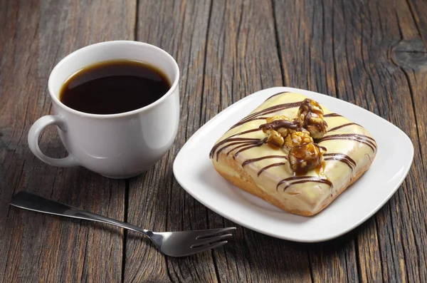 Tasse Kaffee Und Glasierter Quadratischer Donut Ist Mit Geröstetem Mais — Stockfoto