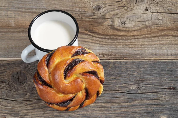 Tasse Milch Und Frisches Brötchen Mit Schokoladencreme Auf Altem Holzgrund — Stockfoto