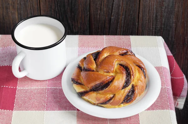 Bun Con Crema Cioccolato Latte Tazza Smalto Sulla Tavola Con — Foto Stock