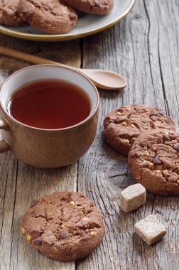 Çikolata kurabiye ile fındık ve çay eski ahşap tablo