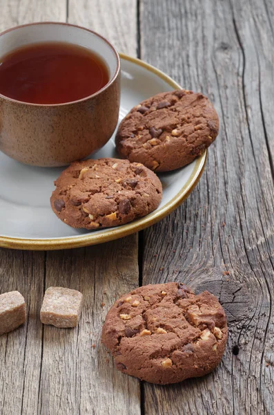 Xícara Chá Biscoitos Com Chocolate Nozes Prato Velha Mesa Madeira — Fotografia de Stock