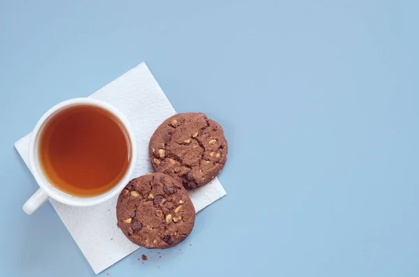 Taza Sabrosas Galletas Chocolate Con Nueces Mesa Azul Vista Superior — Foto de Stock