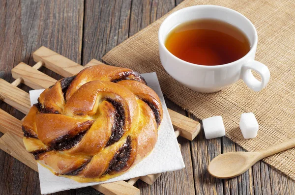 面包与巧克力奶油和杯茶早餐在乡间木桌关闭 — 图库照片