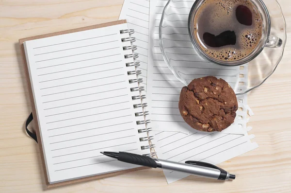 Notebook Caneta Xícara Transparente Café Com Biscoito Chocolate Mesa Madeira — Fotografia de Stock