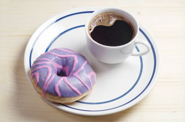 Donut Met Gekleurde Glazuur Een Kopje Koffie Plaat Bevindt Zich — Stockfoto