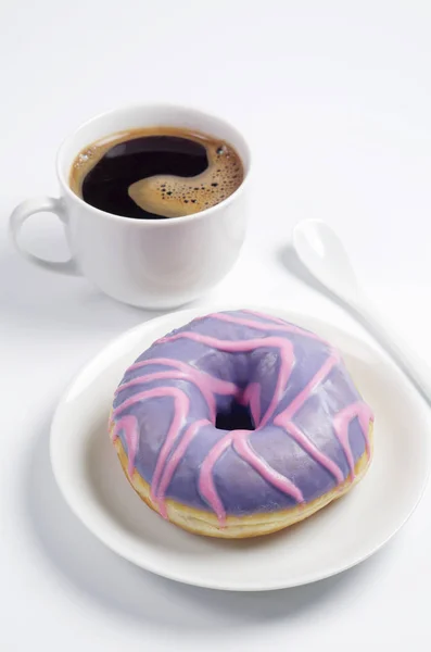 Delicioso Donut Envidraçado Uma Xícara Café Fundo Branco — Fotografia de Stock
