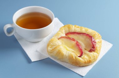 Topuz ile elma ve breacfast mavi tabloda çay