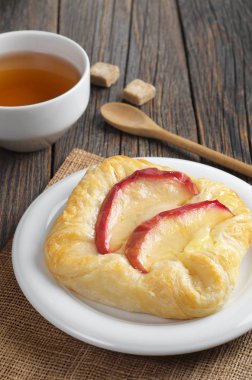 Elmalı beyaz tabak ve bardak çay eski ahşap masa üzerinde topuz yakın çekim