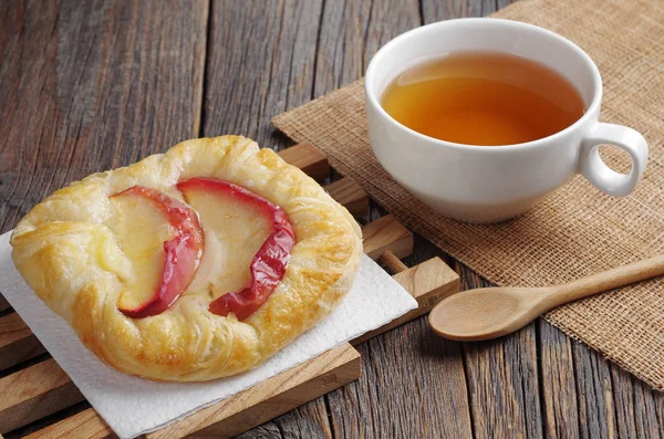 リンゴと Breacfast 素朴な木製のテーブルの上にお茶とお団子をクローズ アップ — ストック写真