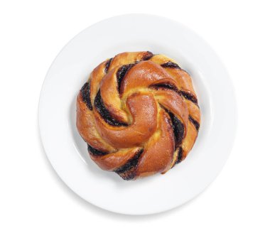 Beyaz arka plan, üstten görünüm tabağa çikolata kremalı tatlı çörek