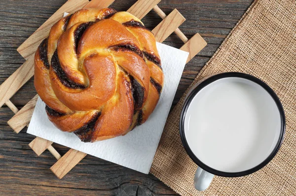 Bollo Con Crema Chocolate Taza Esmalte Leche Mesa Madera Rústica — Foto de Stock