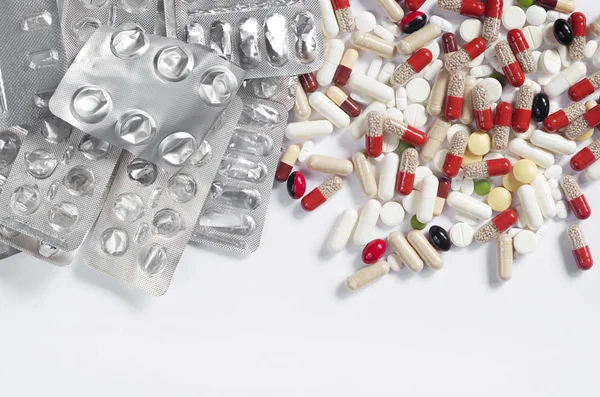 Medizinische Kapseln Leere Blasen Und Pillen Auf Weißem Hintergrund Draufsicht — Stockfoto