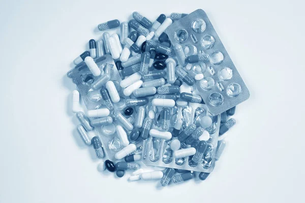 Haufen Medizinischer Kapseln Pillen Und Blasen Draufsicht Tonisierung Blauer Farbe — Stockfoto