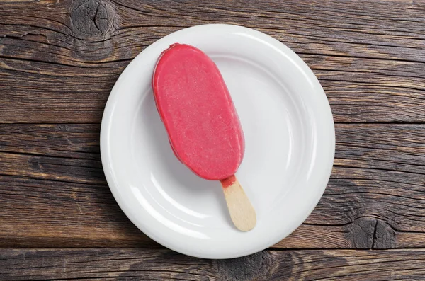 树莓冰淇淋在一根棍子在板材 在老木背景 上部看法 — 图库照片