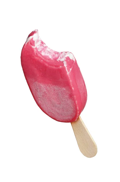 被咬的树莓冰淇淋在棍子 被隔绝在白色背景 — 图库照片