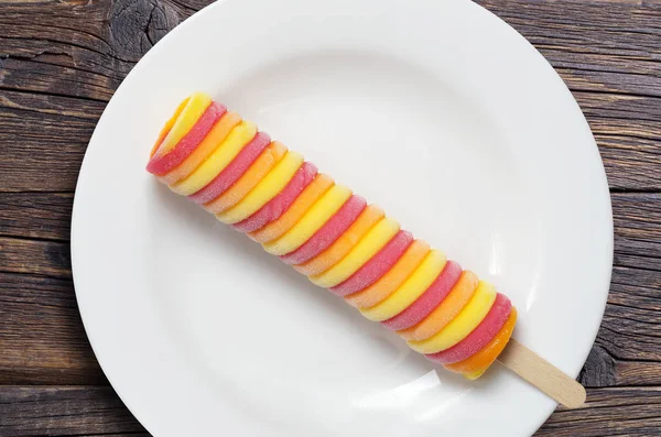 Glace Glacée Colorée Dans Une Assiette Sur Vieux Fond Bois — Photo