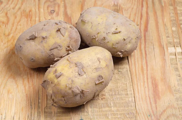 Papas Sucias Frescas Sobre Fondo Madera Viejo — Foto de Stock