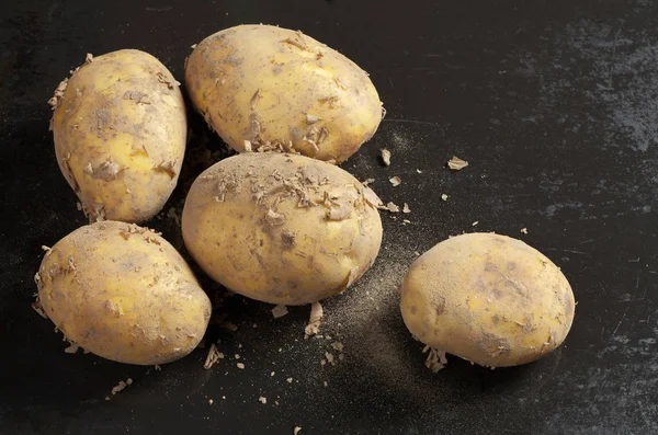 Aardappelen Vuil Oude Zwarte Metalen Achtergrond Close — Stockfoto
