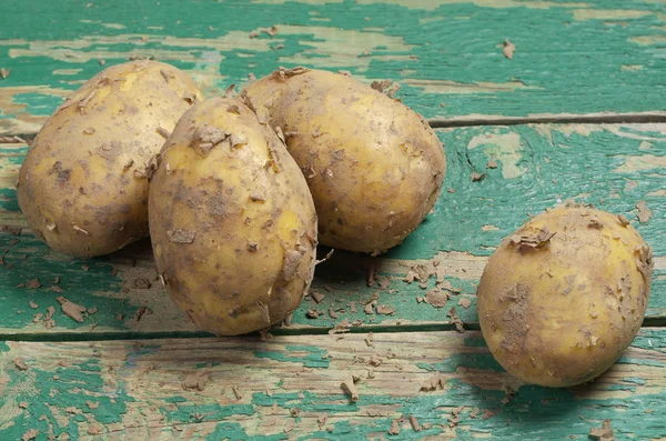 Frische Schmutzige Kartoffeln Auf Altem Grünen Holzgrund — Stockfoto