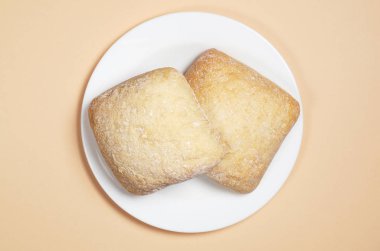 İtalyan ekmeği ciabatta açık kahverengi renkli, üstten görünüm üzerinde plaka somun