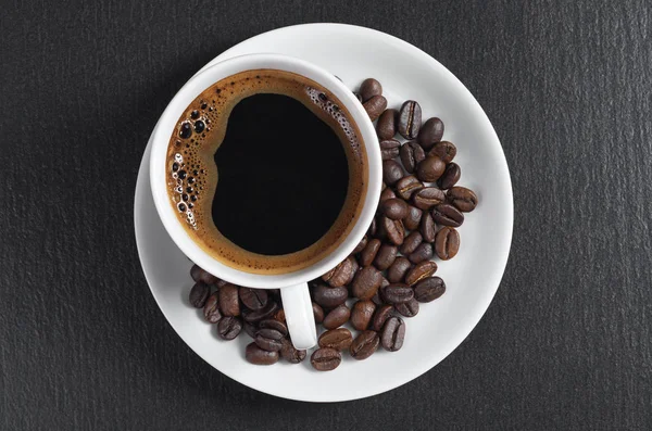 Koffie Beanscup Van Koffie Bonen Zwarte Stenen Achtergrond Bovenaanzicht — Stockfoto