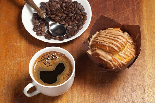 Kopp Kaffe Muffins Med Choklad Grädde Och Bönor Plattan Gamla — Stockfoto