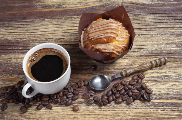 Xícara Café Muffin Com Creme Chocolate Papel Cera Marrom Mesa — Fotografia de Stock