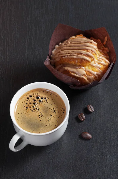 Šálek Kávy Muffin Čokoládový Krém Hnědém Papíru Vosk Černém Pozadí — Stock fotografie