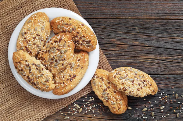 Haver Koekjes Met Zonnebloem Flaxseeds Plaat Oude Houten Tafel Bovenaanzicht — Stockfoto