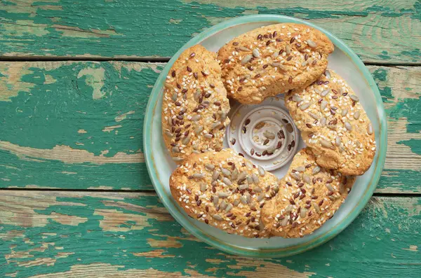 Havermout Koekjes Met Verschillende Zaden Plaat Oude Groene Houten Tafel — Stockfoto