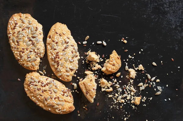 Havermout Koekjes Met Verschillende Zaden Kruimels Oude Zwarte Metalen Achtergrond — Stockfoto