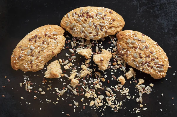 Gehele Gebroken Havermout Koekjes Met Zaden Oude Zwarte Metalen Achtergrond — Stockfoto