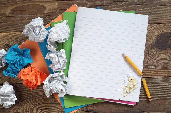 学校笔记本 碎铅笔和彩色皱巴巴的纸球在老木背景 顶部视图 概念照片 — 图库照片