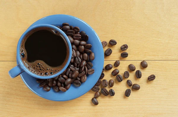Bovenaanzicht Van Een Blauwe Kop Van Koffie Bonen Een Gele — Stockfoto