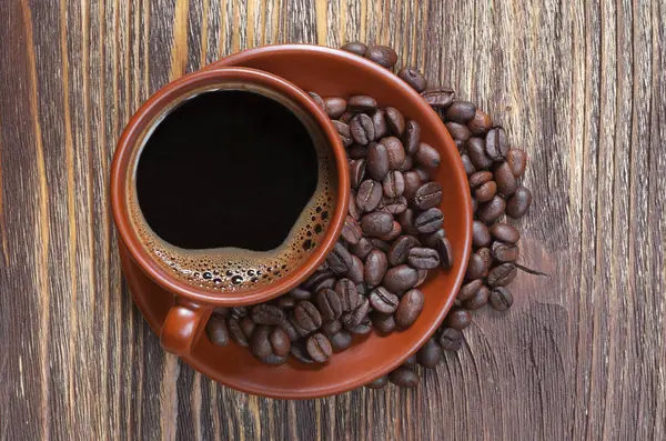 Ovanifrån Brun Kopp Kaffe Och Bönor Gamla Träbord Närbild — Stockfoto